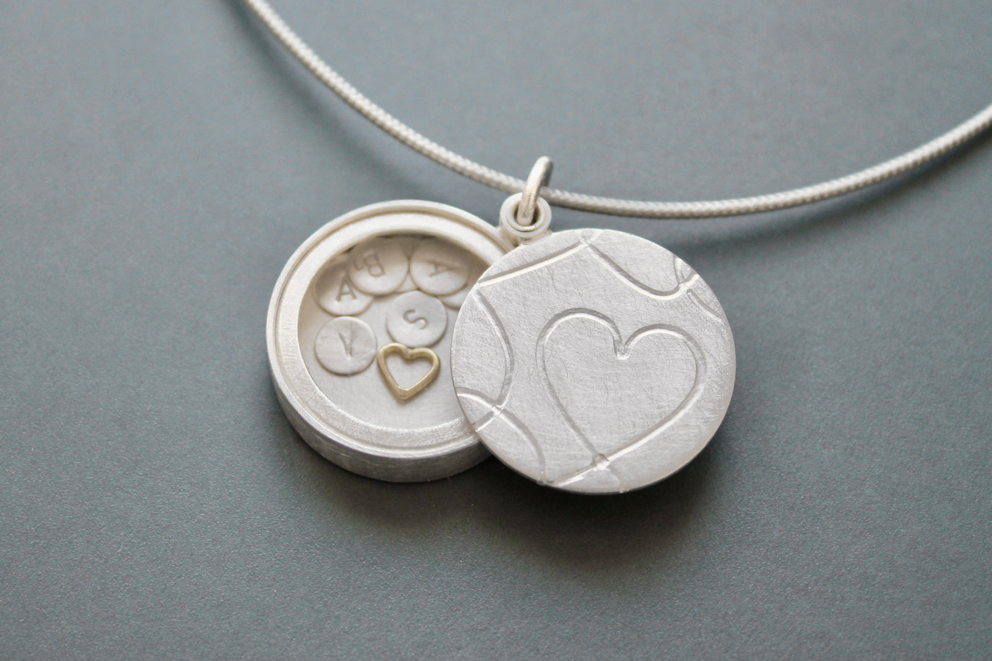 RESERVIERT für C.M.: Glasmedaillon, 22mm, Schwungvolles Herz, mit Perlen und Herz, 925/000Ag