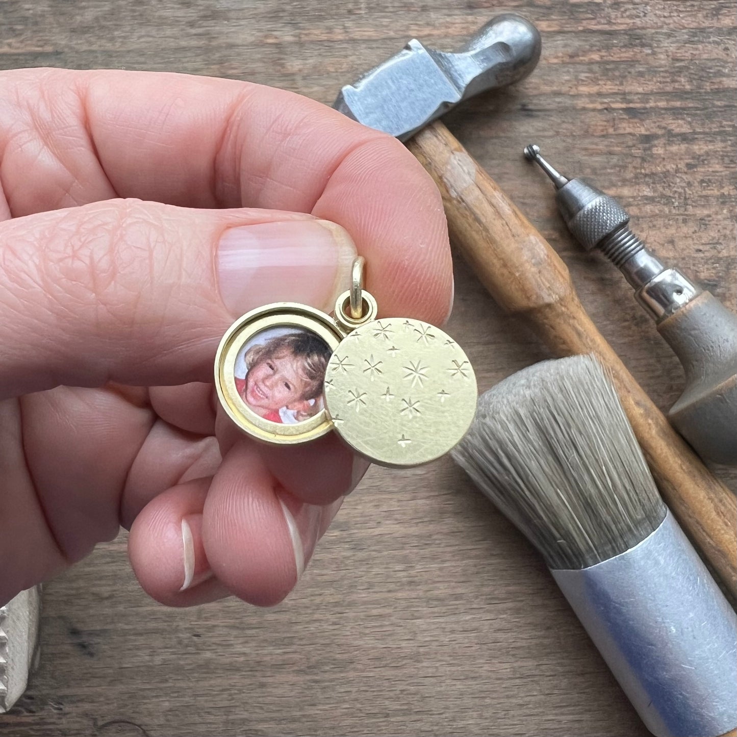 beautiful 18ct gold locket for two photos with stars