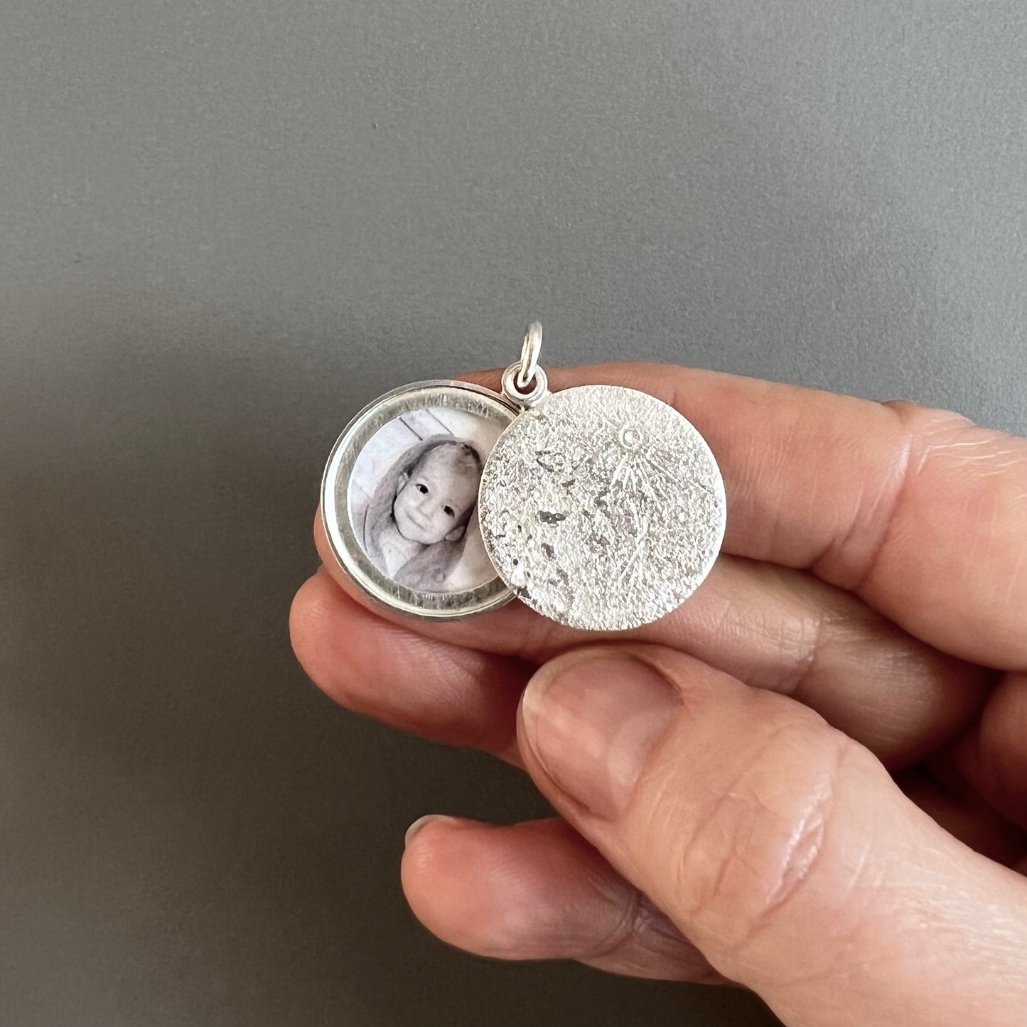 kleines Fotomedaillon mit strukturierter Mondoberfläche, Mondanhänger aus Sterling Silber