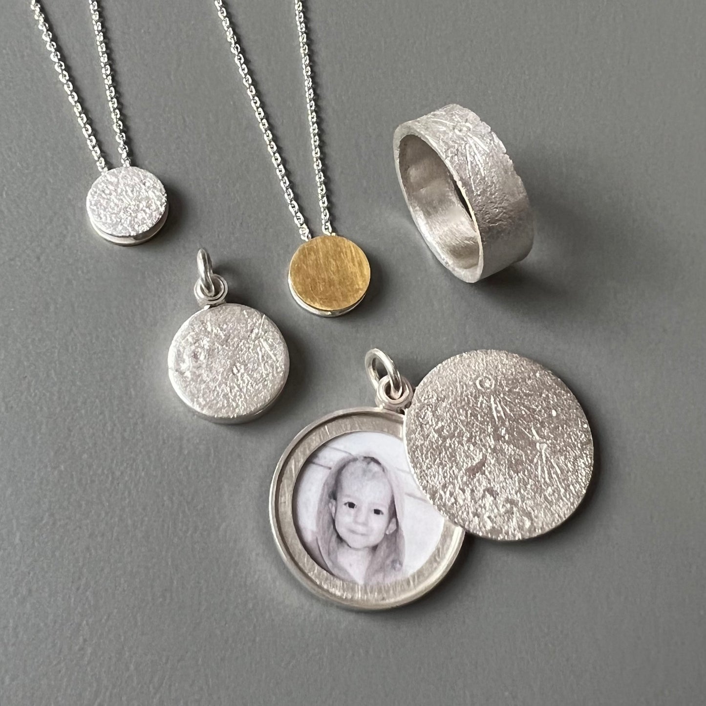 kleines Fotomedaillon mit strukturierter Mondoberfläche, Mondanhänger aus Sterling Silber