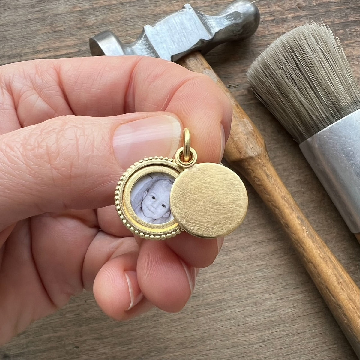 Fotomedaillon aus 750 Gold mit verspielten Details