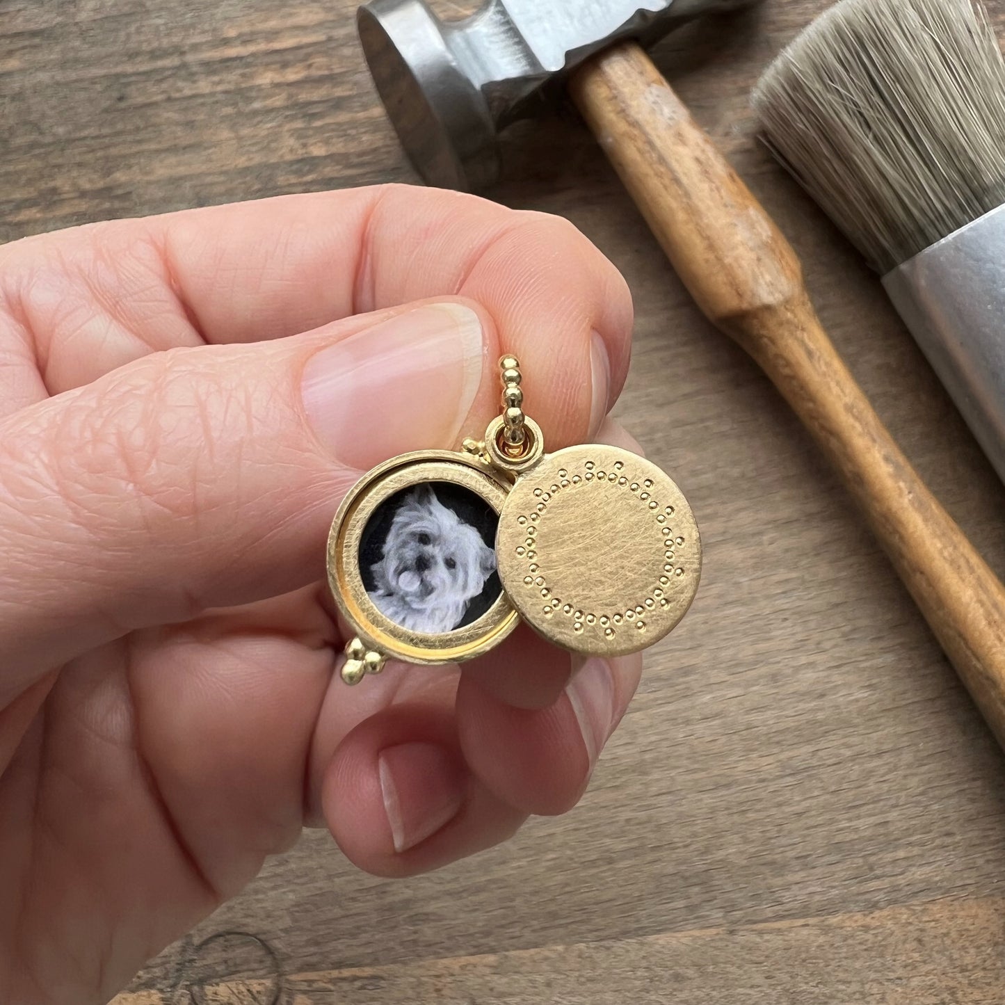 18ct golden photo locket with dainty lace design