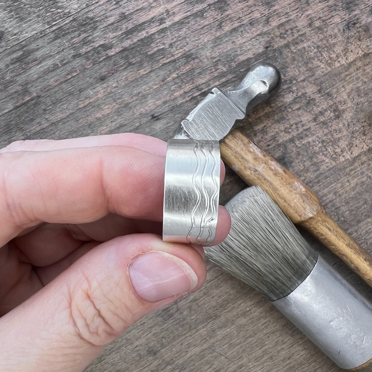 breiter Bandring aus Sterling Silber mit Wellen