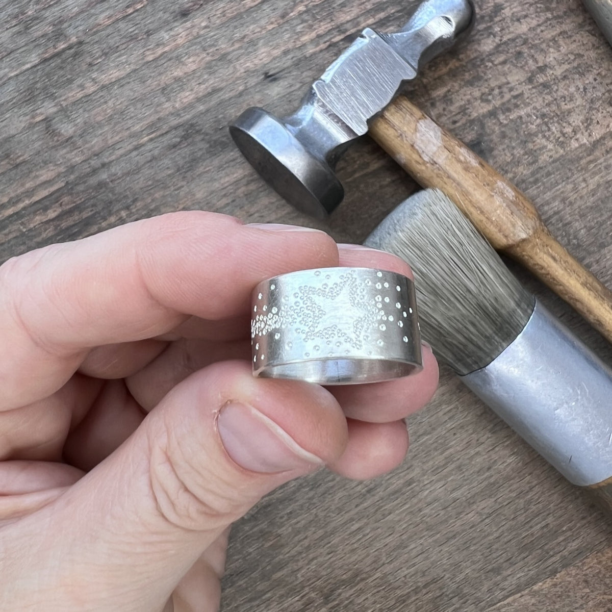 breiter Bandring aus Sterling Silber mit Sternschnuppe