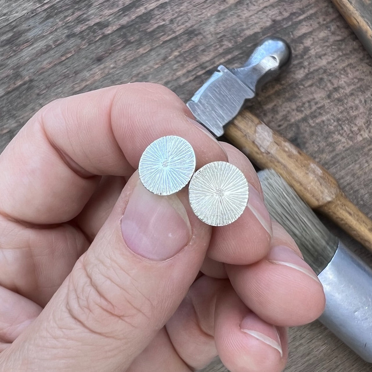 schimmernde Ohrstecker aus Sterling Silber mit gehämmerter Oberfläche