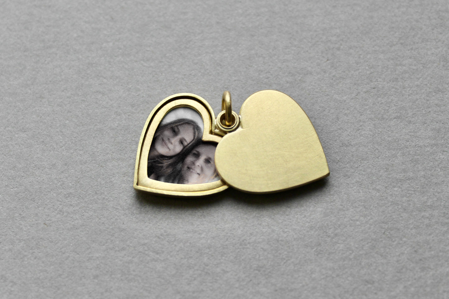 romantic heart locket for one photo in 18ct gold