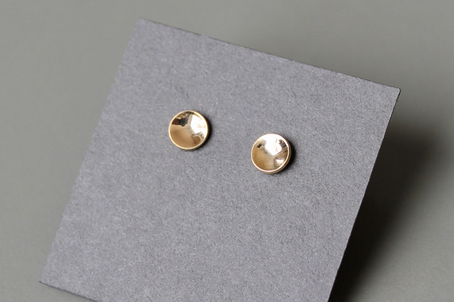 round elegant ear studs in polished 18ct gold