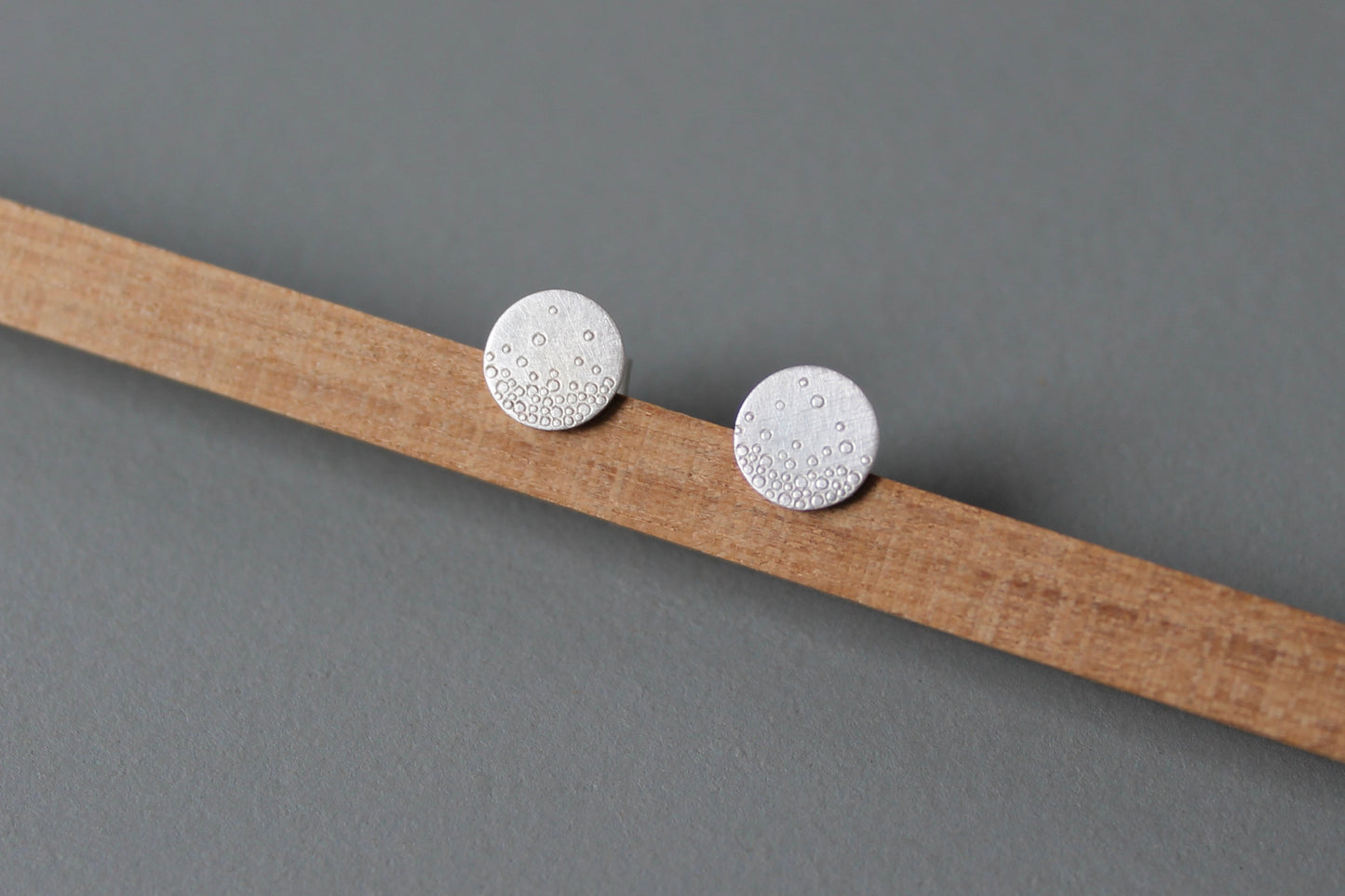 minimalistische Ohrstecker aus Sterling Silber mit Bubbles Design