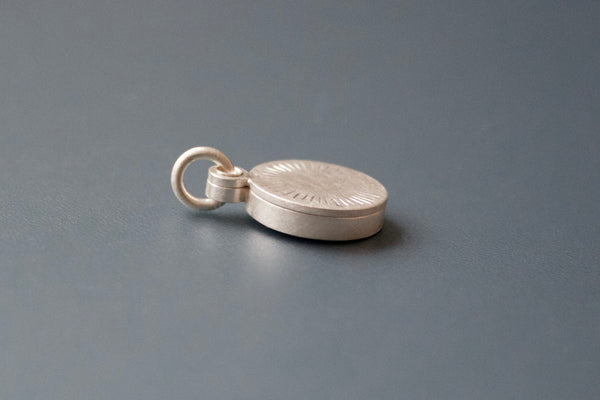 small minimalist silver locket for one picture with aureole