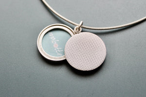 minimalist locket for one picture in sterling silver with check pattern
