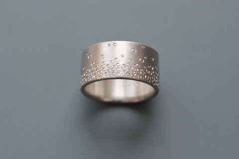 unisex silver band ring with bubbles design