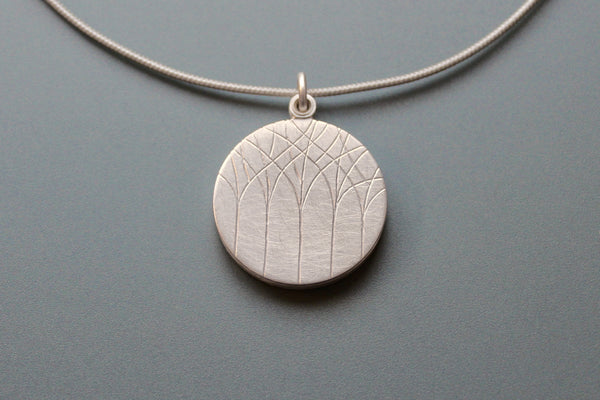 modernes Medaillon aus Silber für ein Foto mit Wald 