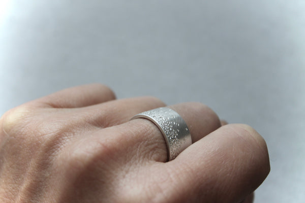 unisex silver band ring with bubbles design