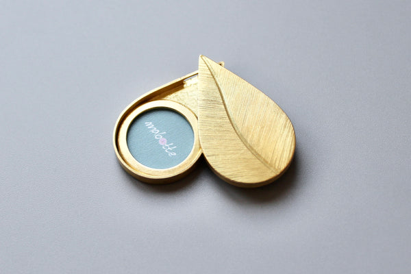 elegant leaf locket for two photos in 18 carat yellow gold