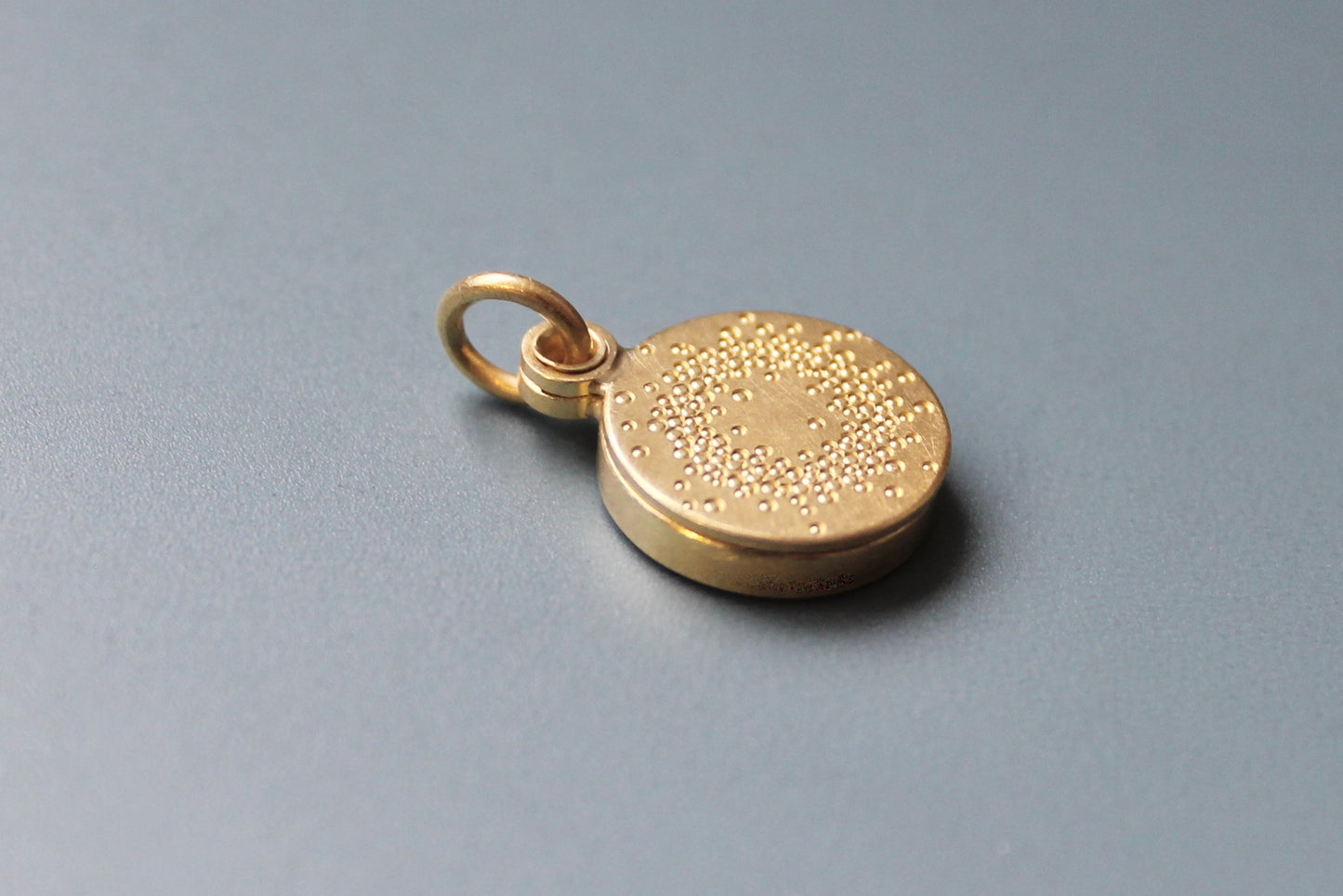 small golden locket for one picture with 1000 dots design