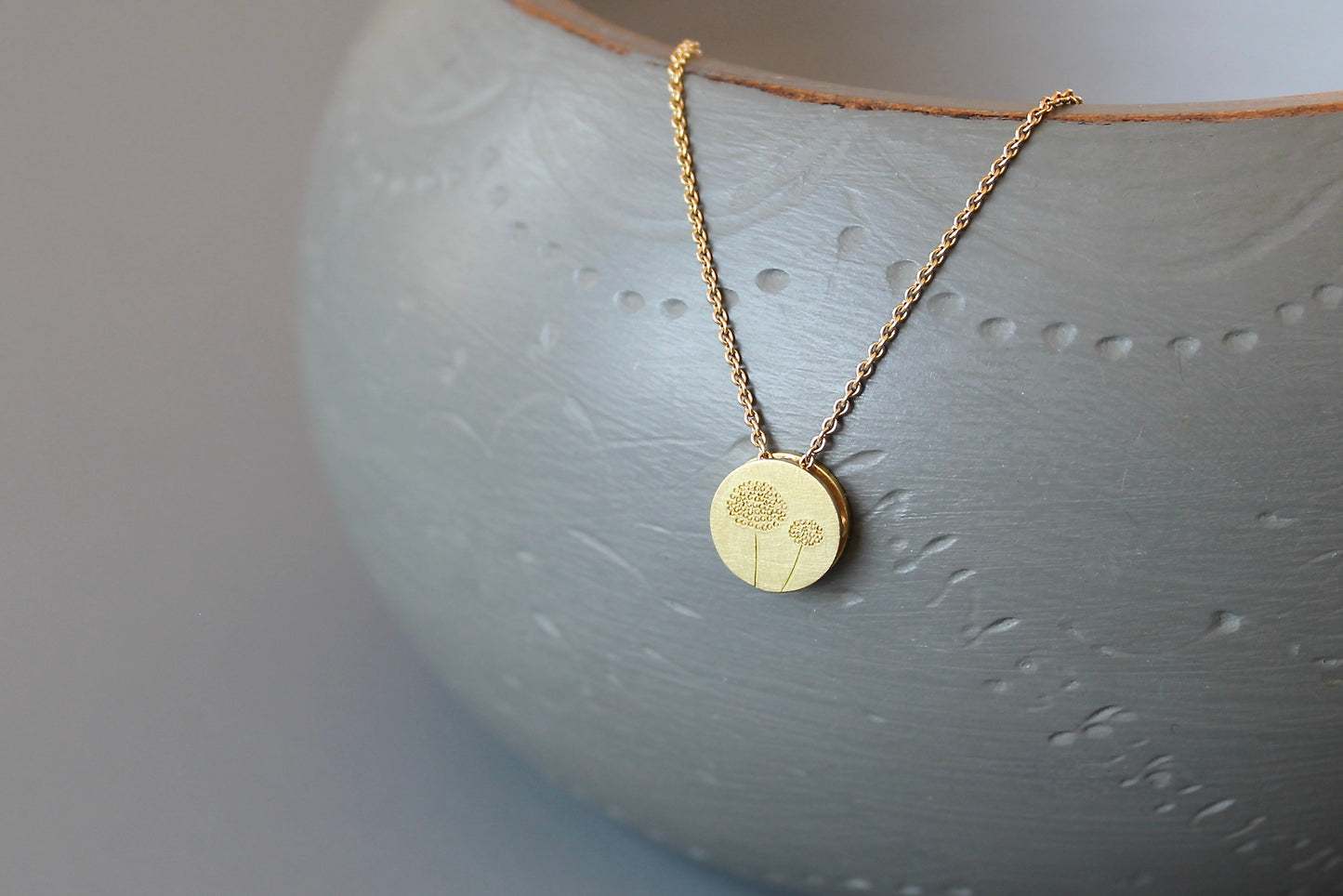 romantic necklace in 18ct gold with reversible dandelion pendant