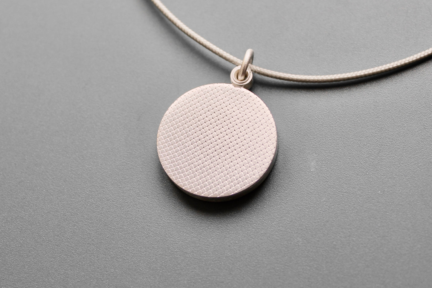 minimalist locket for one picture in sterling silver with check pattern