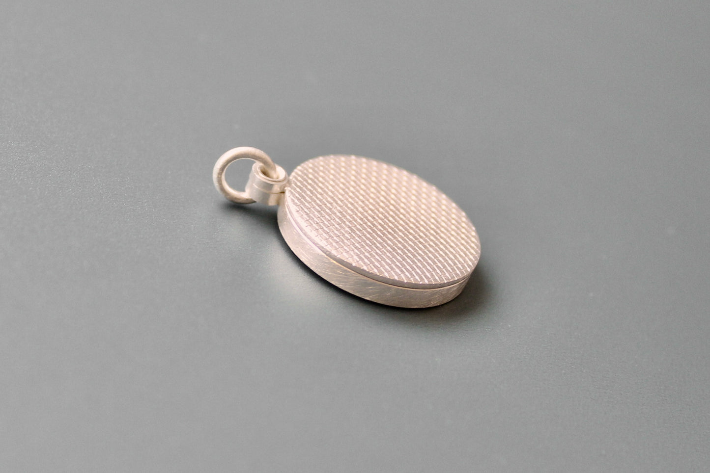 minimalist locket for one picture in sterling silver with check pattern