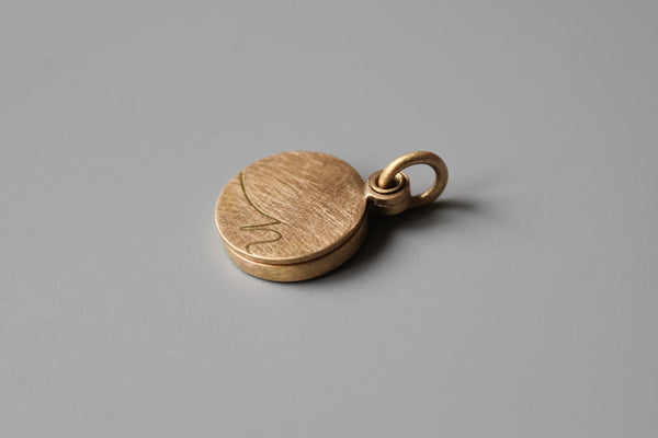 rosé golden initial locket in minimalistic design in 18 ct gold