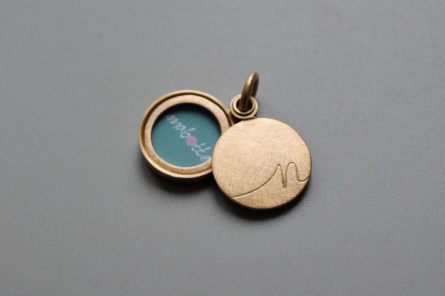 rosé golden initial locket in minimalistic design in 18 ct gold