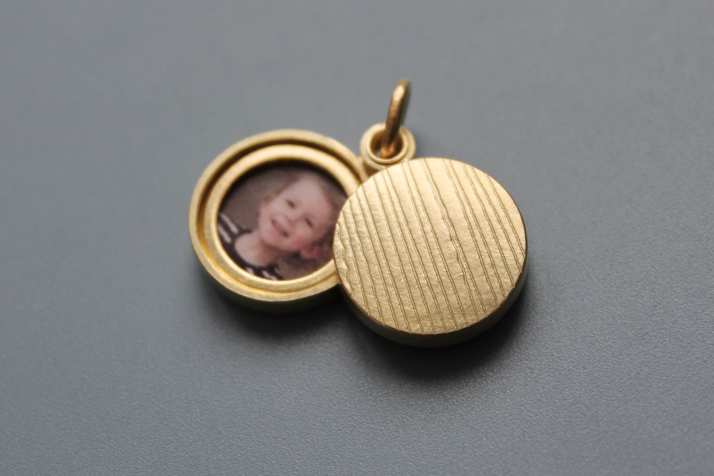 elegantes Medaillon für zwei Fotos aus 750/000 Gold