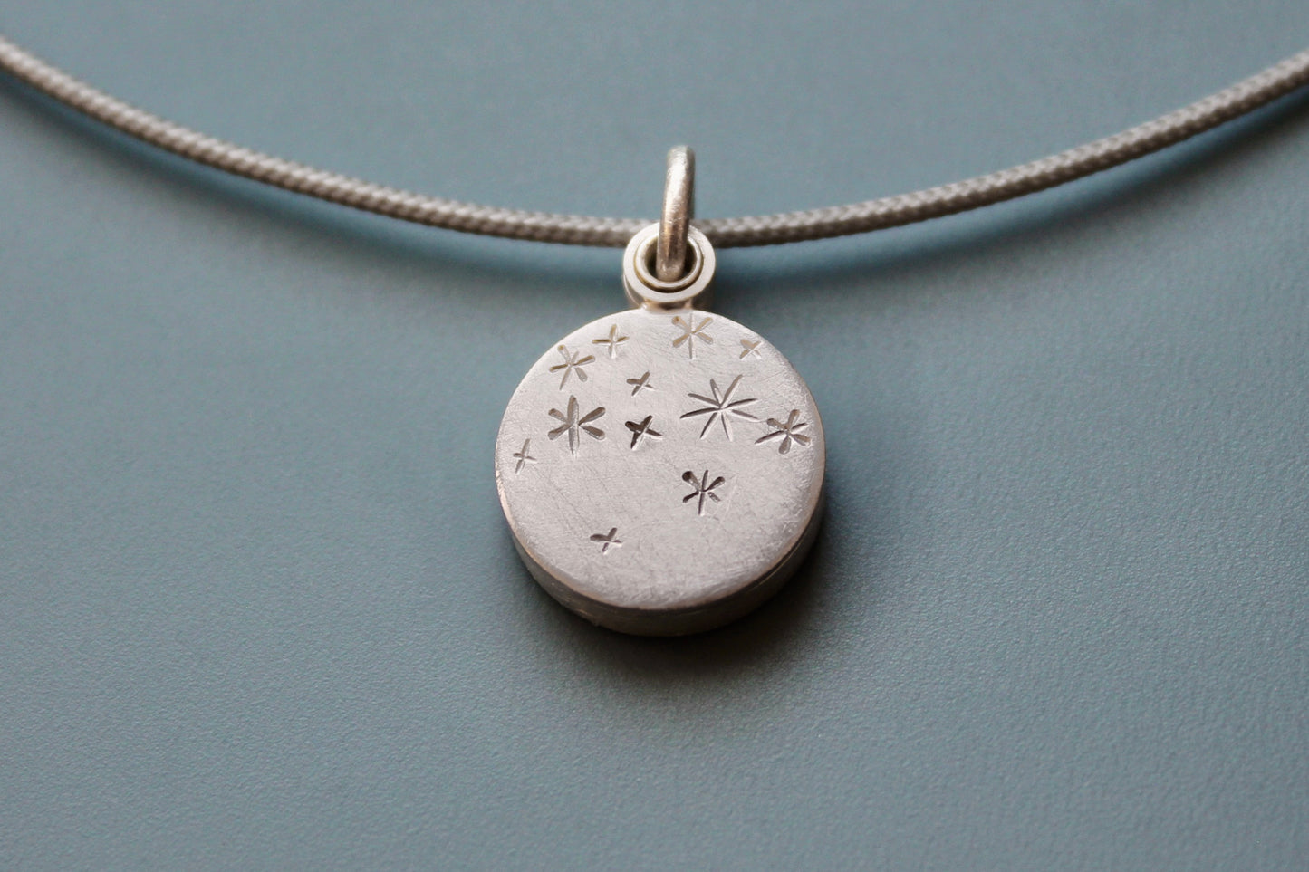 kleines romantisches Medaillon aus Sterling Silber mit Sternennacht
