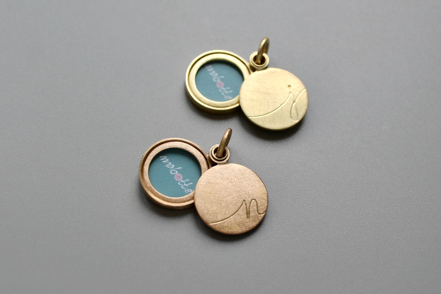 rosé golden initial locket in minimalistic design in 18 ct gold