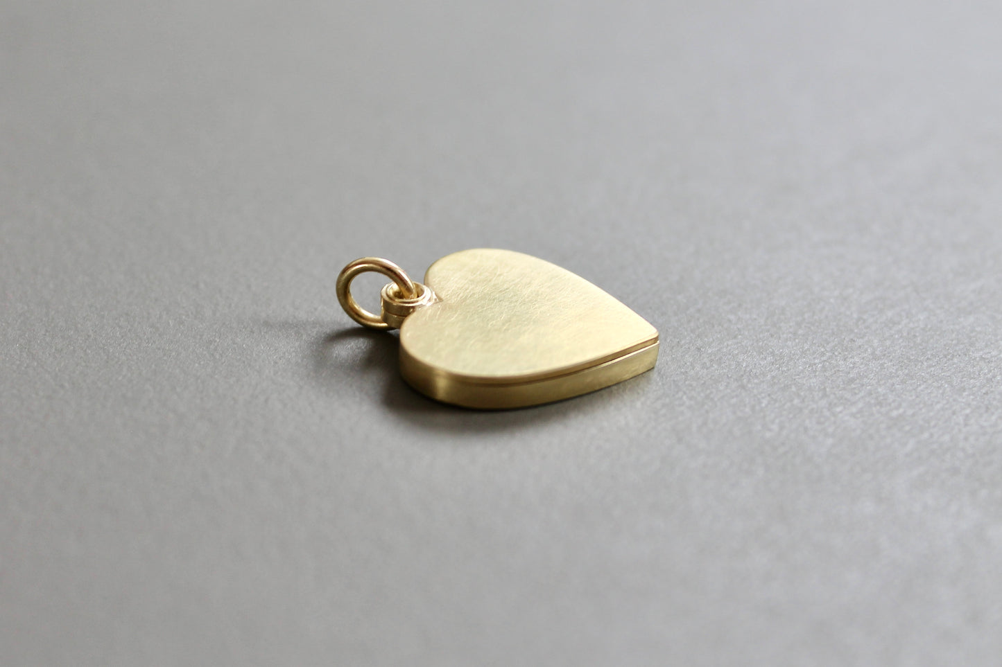 romantic heart locket for one photo in 18ct gold