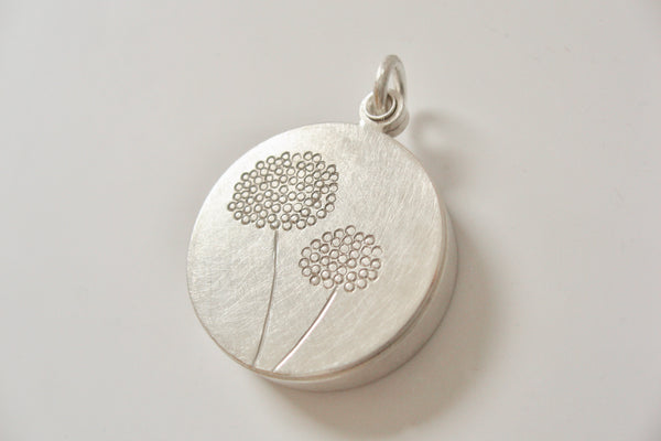 wunderschönes Medaillon mit Vergissmeinnicht-Samen und Pusteblumen aus Sterling Silber