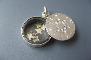 kleines Glasmedaillon mit Sternen gefüllt aus Sterling Silber