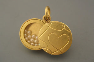 goldenes Glasmedaillon mit Perlen gefüllt mit elegantem Herzdesign