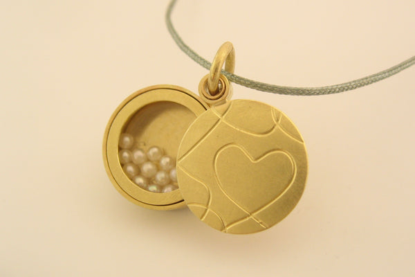 goldenes Glasmedaillon mit Perlen gefüllt mit elegantem Herzdesign