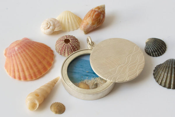 grosses Glasmedaillon Wellen mit Miniaturstrand aus Sand und Muscheln 925/000Ag