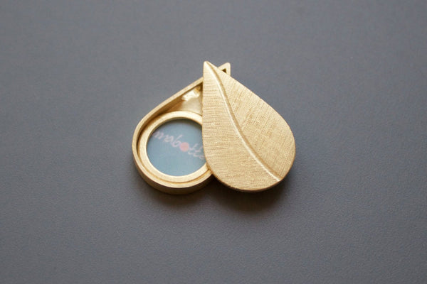 elegant leaf pendant in 18ct yellow gold with secret photo locket