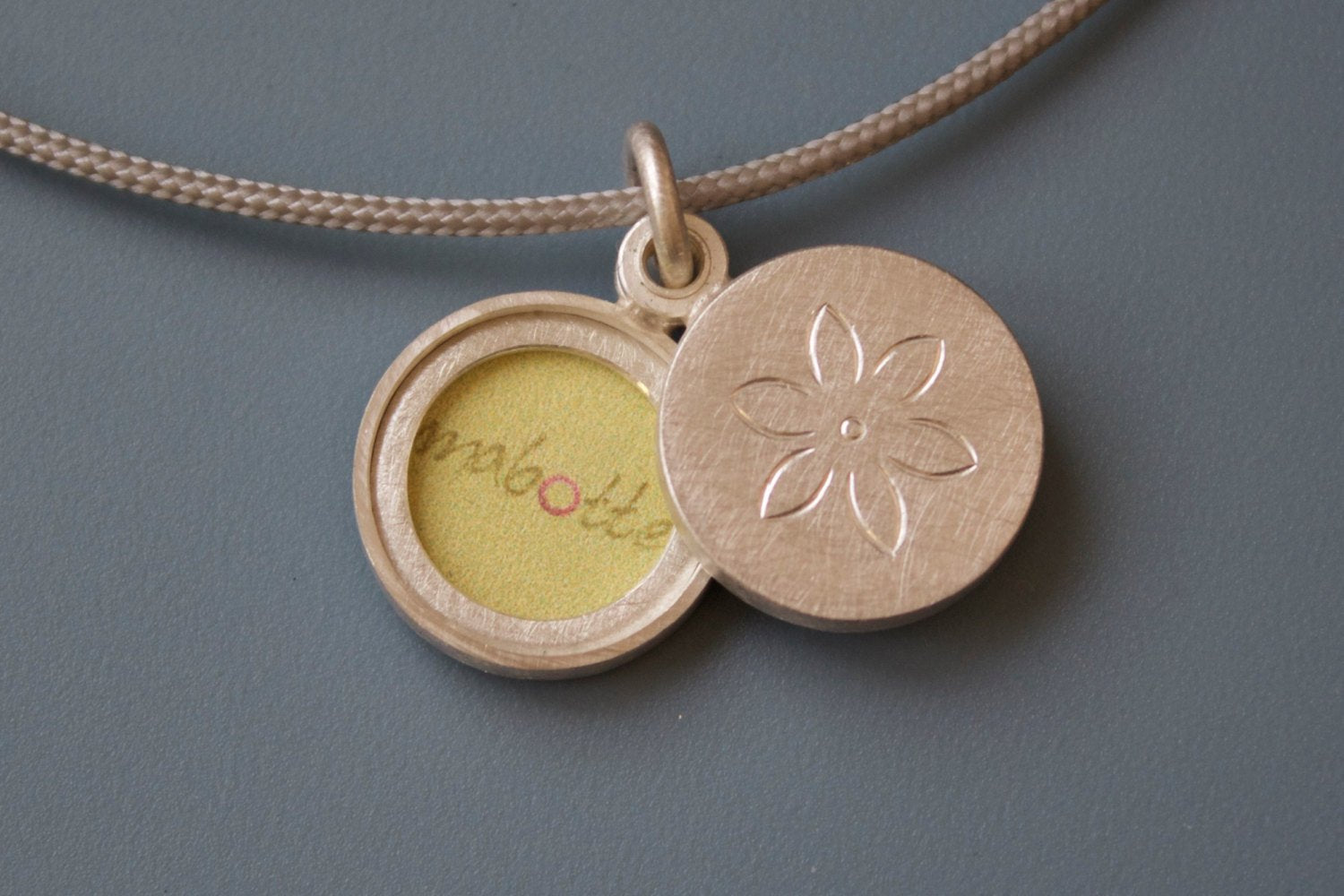 kleines Medaillon aus Sterling Silber für zwei Fotos mit Blume