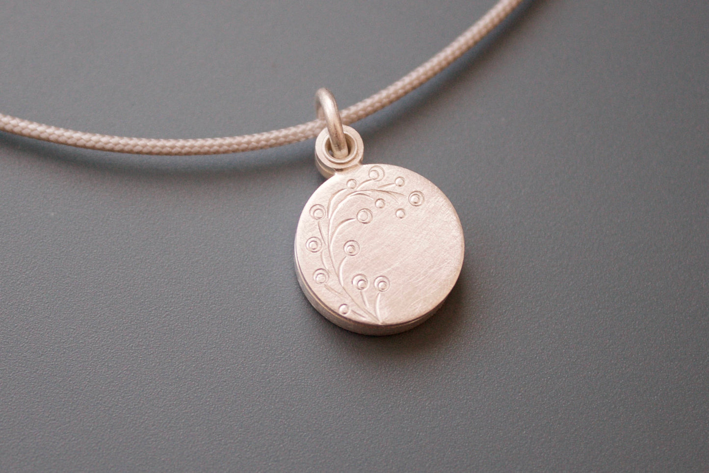 romantisches Medaillon mit floralem Design in Sterling Silber