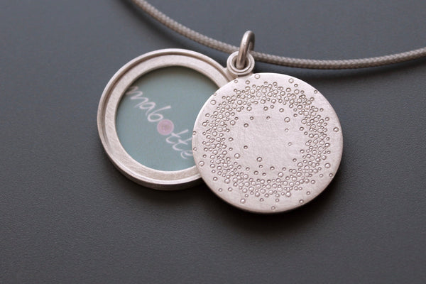 mabotte locket for one photo in sterling silver with 1000 dots design