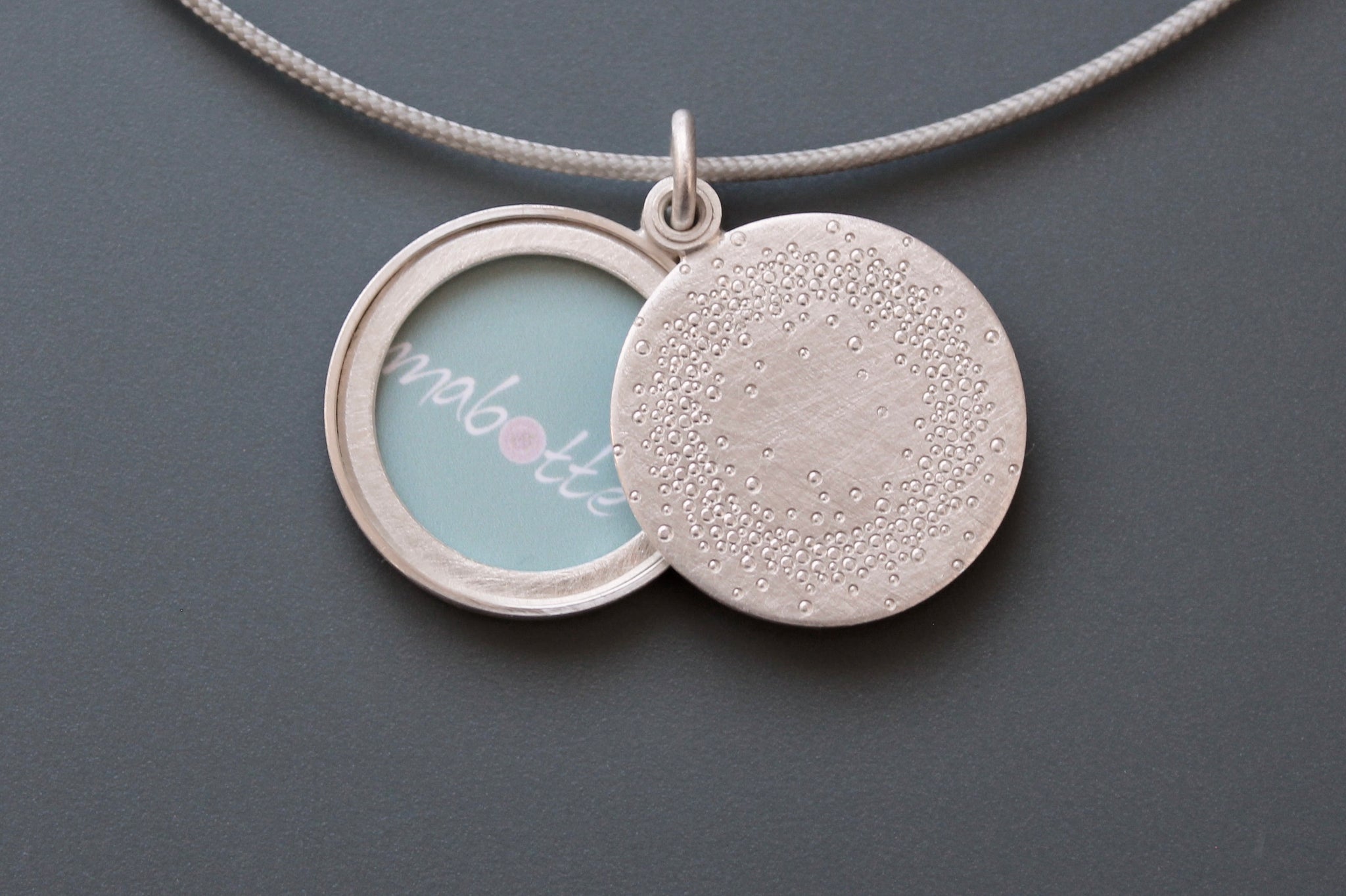 mabotte locket for one photo in sterling silver with 1000 dots design