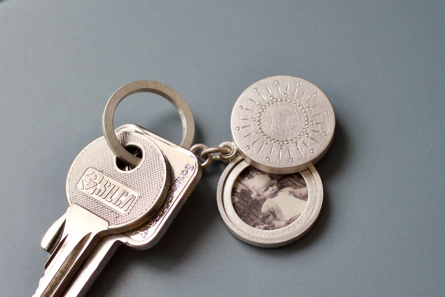 Medaillon Schlüsselanhänger aus massivem Sterlingsilber mit Sonne