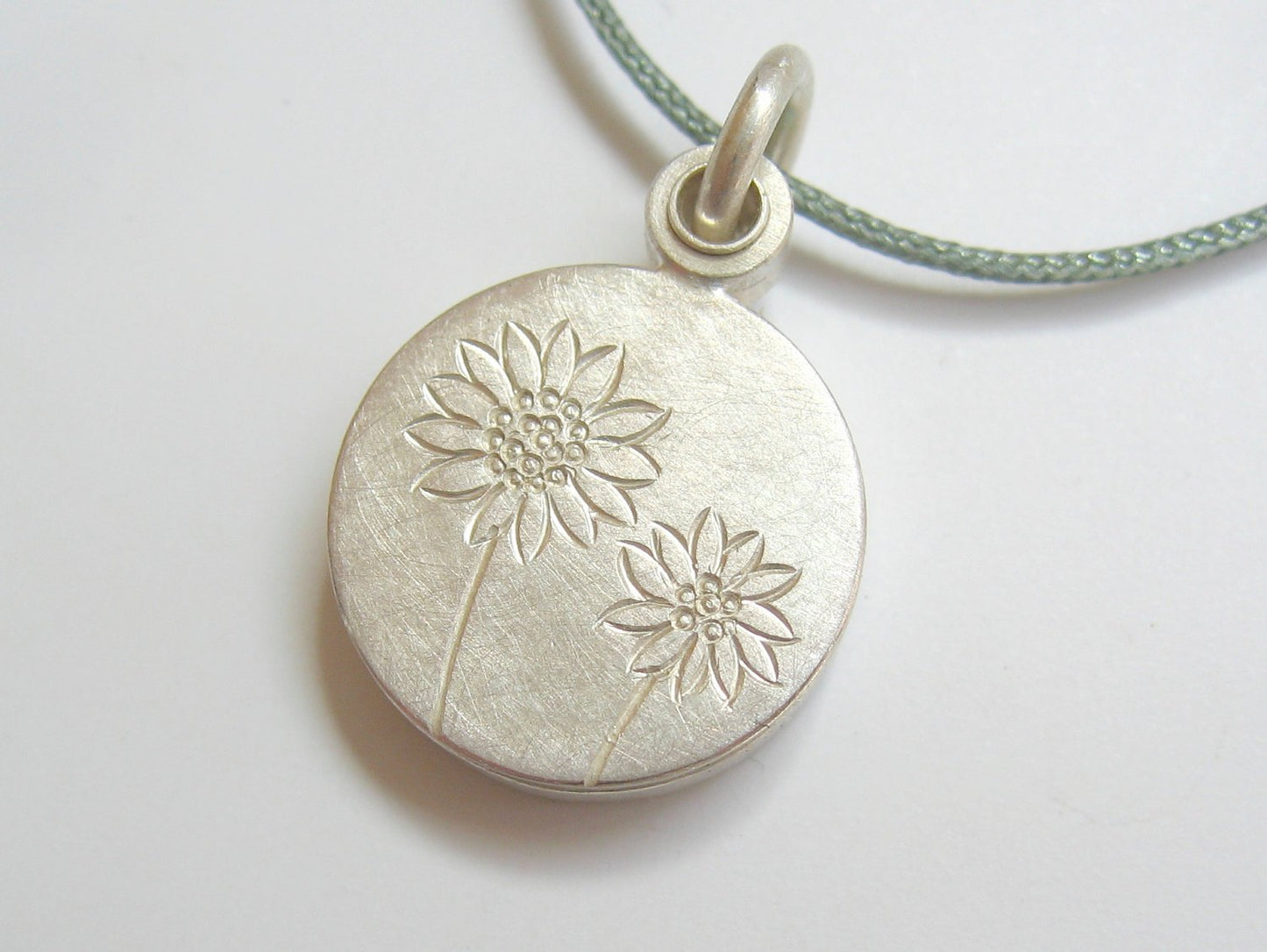 kleines Fotomedaillon mit Sonnenblumen aus Sterling Silber
