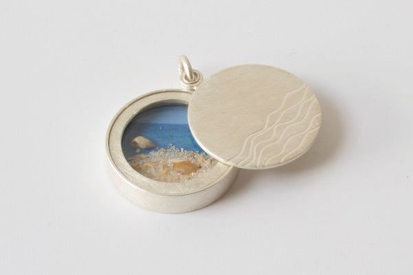 maritimes Glasmedaillon mit Wellen Strand Sand und Muscheln aus Sterling Silber