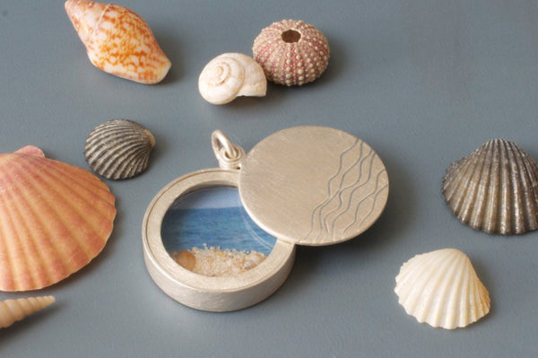 maritimes Glasmedaillon mit Wellen Strand Sand und Muscheln aus Sterling Silber