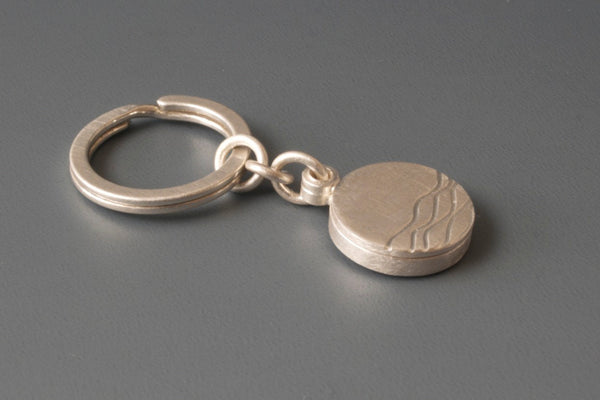silberner Medaillon - Schlüsselanhänger für ein Foto mit Wellendesign 