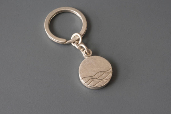 silberner Medaillon - Schlüsselanhänger für ein Foto mit Wellendesign 